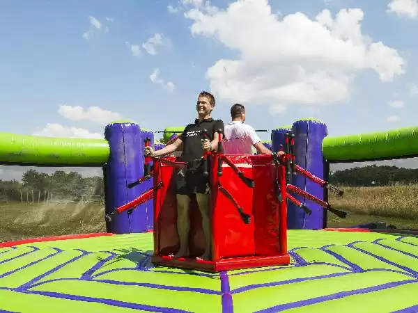 Hou je staande in de Crazy Crasher. Foto: Limburgs Uitje. Hou je staande in de Crazy Crasher. Foto: Limburgs Uitje.