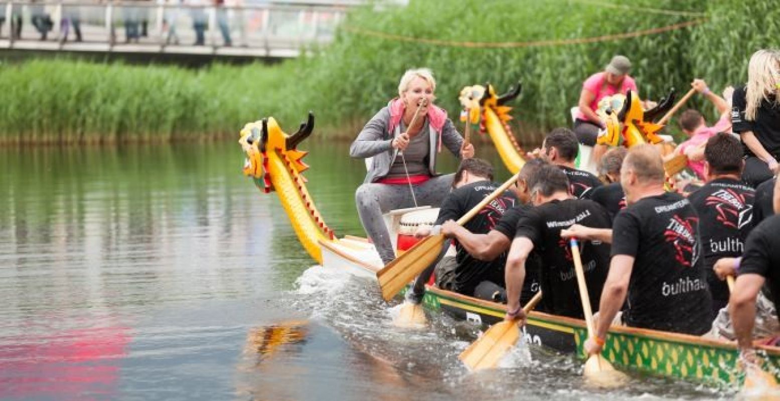 Spektakel op het Apeldoornse kanaal. Foto: Drakenbootfestival, Yoran Fotografie