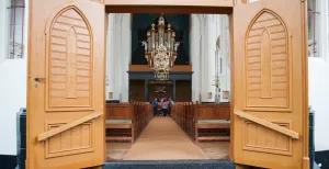 11 bezienswaardigheden in Harderwijk Binnen in de Grote Kerk vind je nog een kunstwerk. Wel even naar boven kijken! Foto: Fred Stoffer