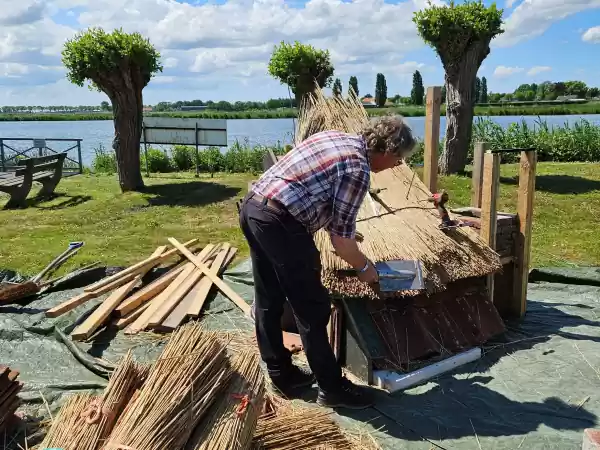 Ambachtenfestival Je ziet allerlei ambachtsdemonstraties, zoals rietdekken. Foto: Nederlands Stoommachinemuseum