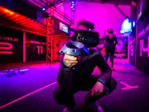 Neem het tegen elkaar op tijdens een potje lasergamen. Foto: The VR Room