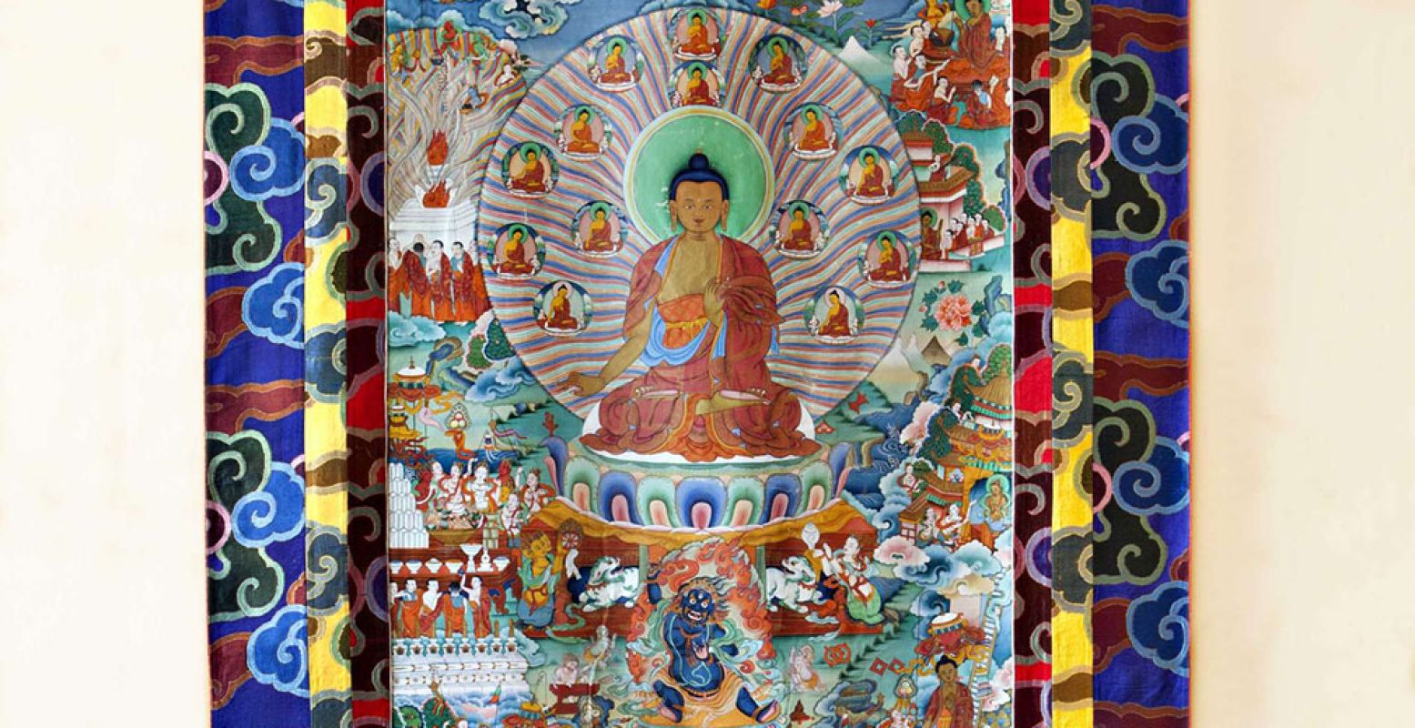 Thangka: levensscène van de Boeddha, Tibet, 19de eeuw, 213,4 Ã— 153 cm. Speciaal voor deze tentoonstelling uitgeleend uit de persoonlijke bezittingen van Zijne Heiligheid de Dalai Lama. Foto: Leo Hol.