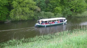 Rondvaartboot Vadesto in het Apeldoorns Kanaal in Hattem