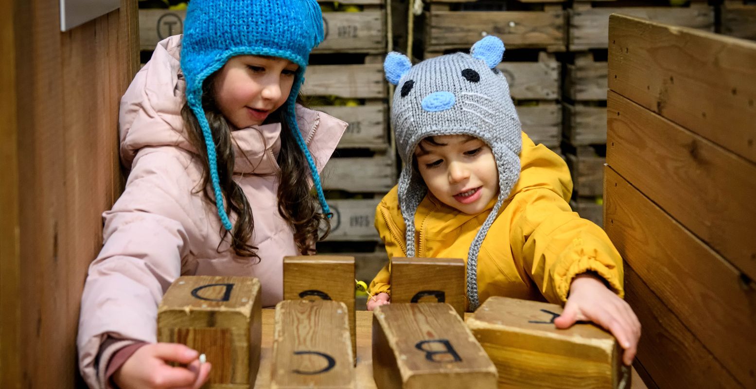 Voor kinderen is er van alles te doen in de spelletjesschuur! Foto: Nederlands Openluchtmuseum © Mike Bink