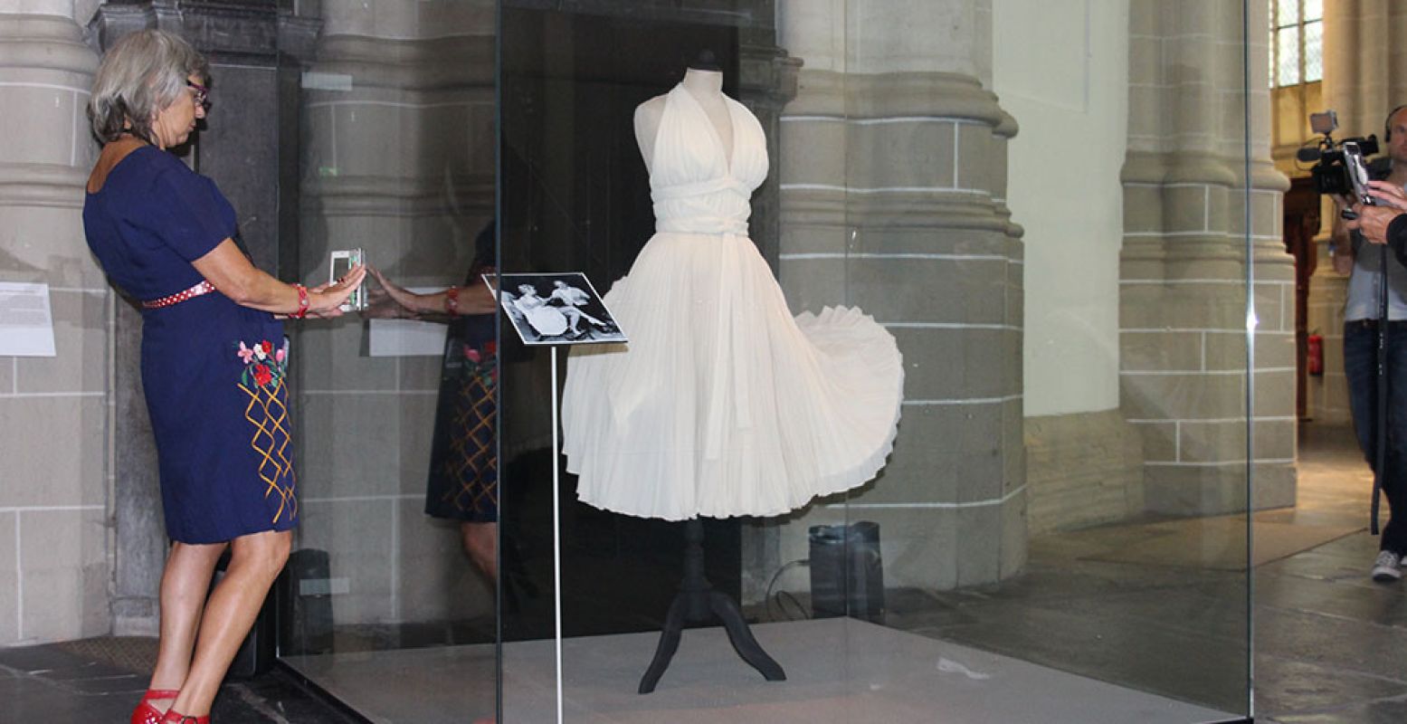 De beroemde witte jurk, uit de film 'The Seven Year Itch' uit 1955. Ook het script van de film is deel van de tentoonstelling. Foto: Redactie DagjeWeg.NL
