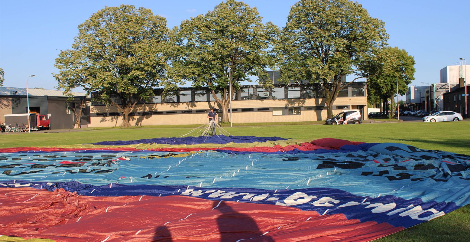 Als de ballon op de grond ligt, lijkt hij een stuk kleiner. Foto: DagjeWeg.NL © Daniëlle Kleijer