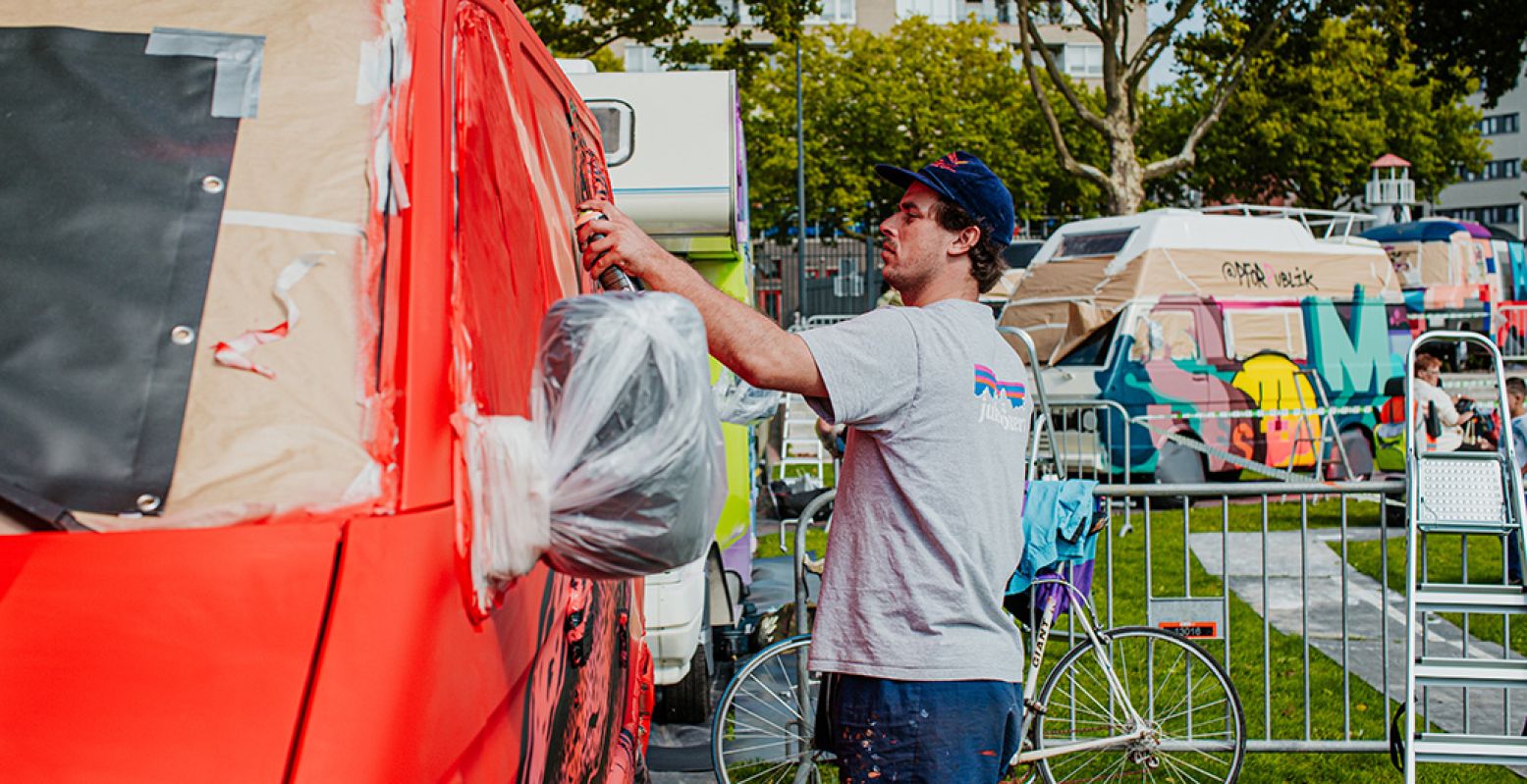 Ook dit jaar kun je op de slotdag van het festival naar het populaire VANS & CANS, opgezet als een doorstroomlocatie zodat iedereen veilig de kunstenaars op de vingers kan kijken. Foto: Rosa Quist