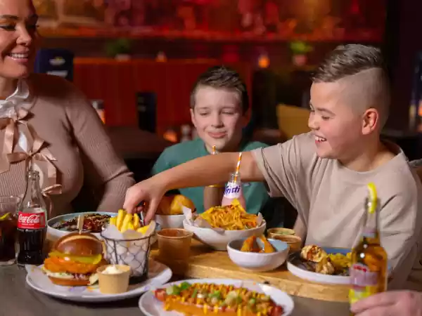 Hollywood Café Rotterdam Smikkelen tijdens een heerlijk Amerikaans diner. Foto: Hollywood Café Rotterdam