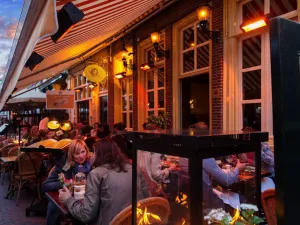 7evenden Hemel Schuif aan op het gezellige terras van de 7evenden Hemel. Foto: 7evenden Hemel