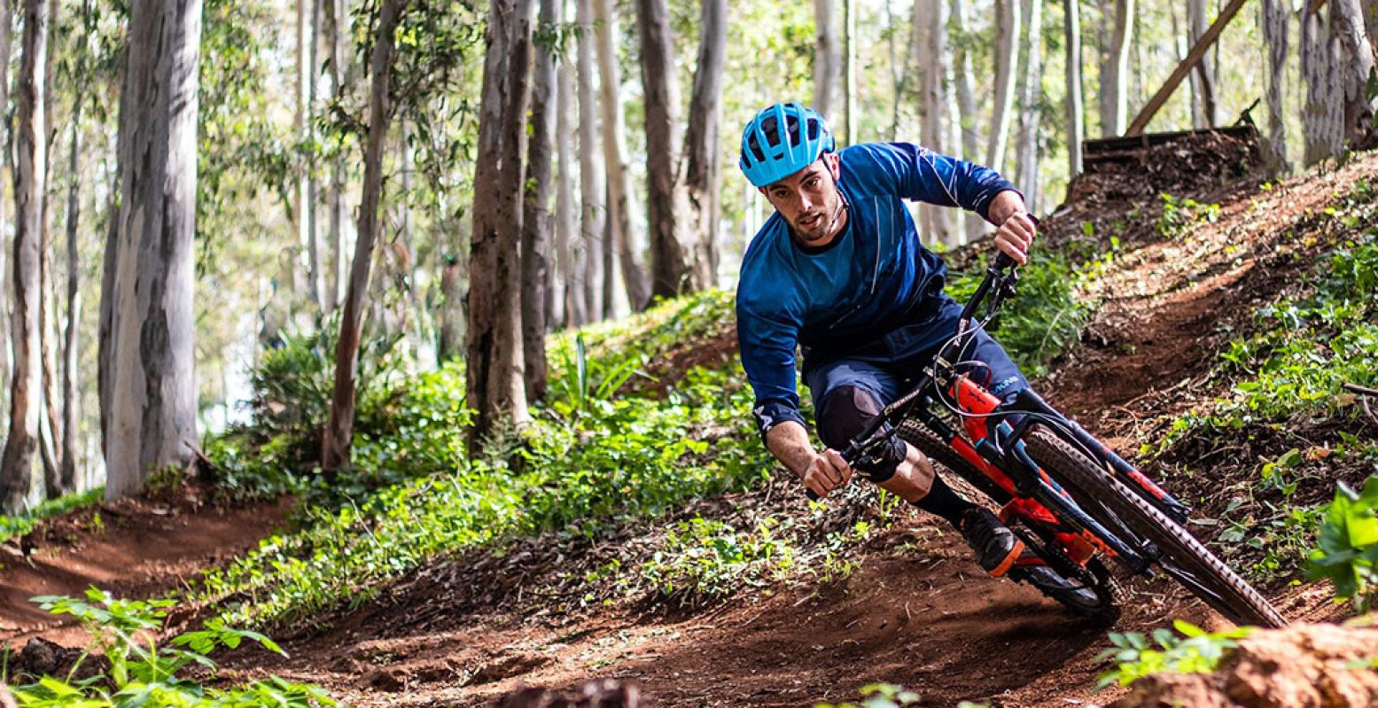 Crossen door de bossen op de mountainbike. Dat gaat het fijnst op een mountainbikeroute waar je niet constant wandelaars tegenkomt, maar wel uitdagende bochten en obstakels. Foto: Adrián Gómez - Millán Díaz via  Pixabay .