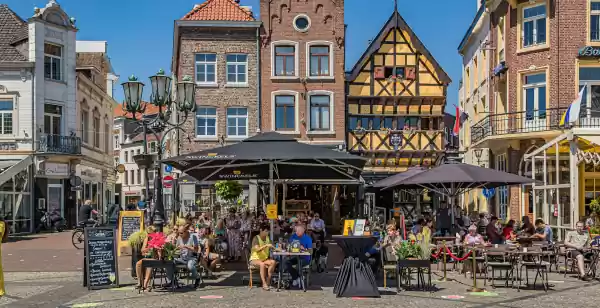 Doe een verrassend dagje Sittard! Plof neer op een van de gezellige terrasjes op de Markt. Proost! Foto: © fotoarchief Visit Zuid-Limburg