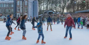 Beleef een nostalgische winterdag in het Openluchtmuseum Samen een rondje op de schaats op de ijsbaan in het Openluchtmuseum. Foto: Nederlands Openluchtmuseum
