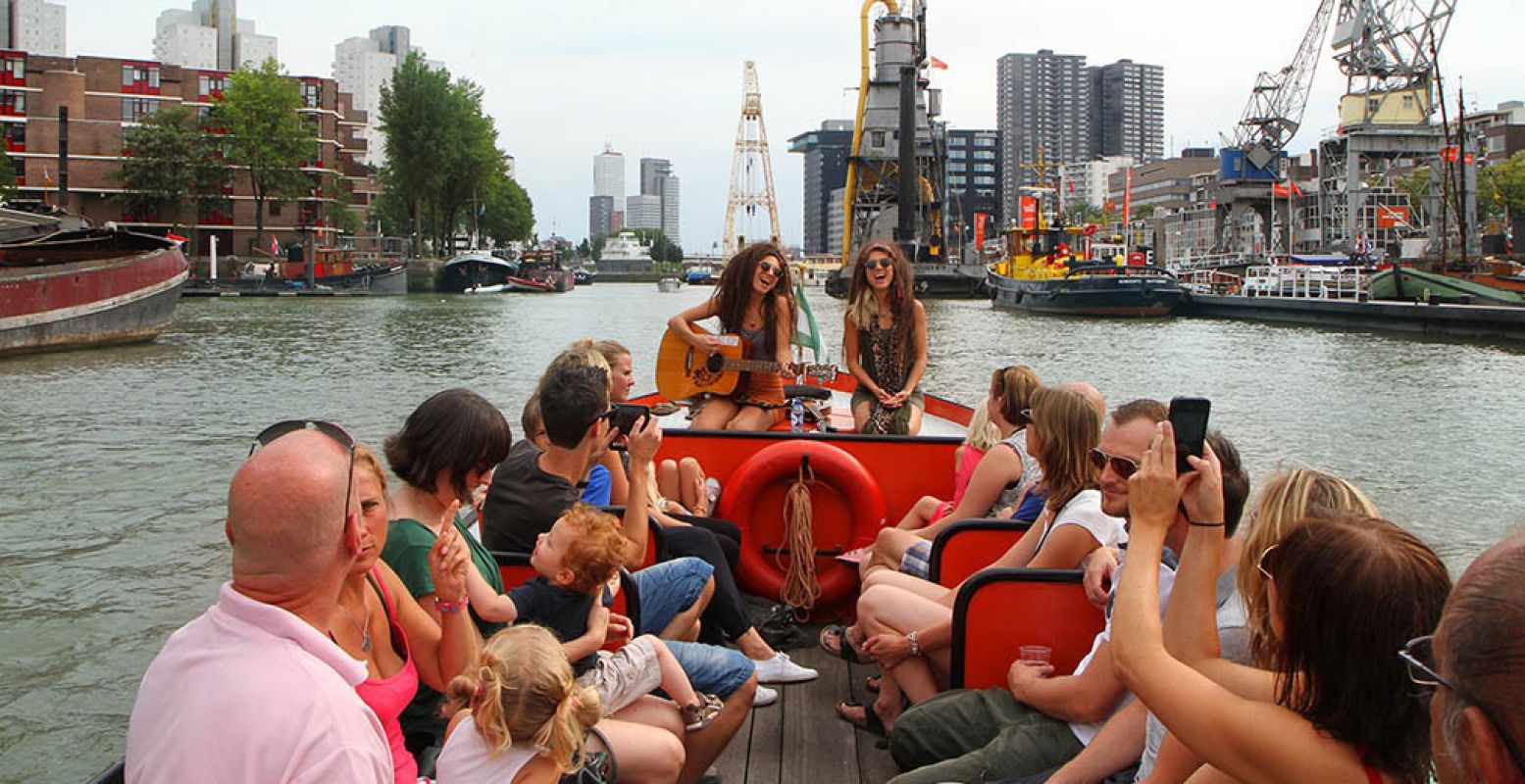 Muziek, straattheater, foodtrucks en luisterboten in Rotterdam. Foto: Oude Haven Festival.
