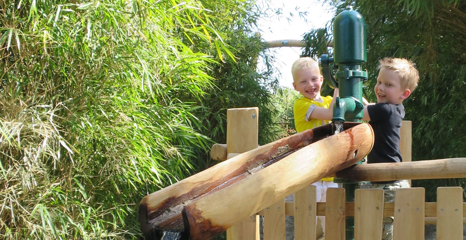 Kinderen vermaken zich de hele dag in de Zeeuwe jungle Zoo. Foto: Berkenhof Tropical Zoo