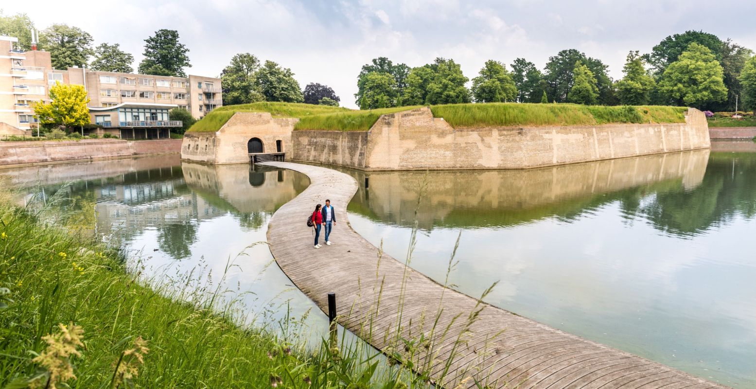 De oorlogsgeschiedenis van Nederland zien we nog overal terug, zoals hier in het pittoreske vestingstadje Bergen Op Zoom. Foto: © Visit Brabant