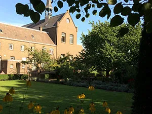 De achterkant van het klooster, met een stukje van de tuin. Foto: Het Klooster Breda