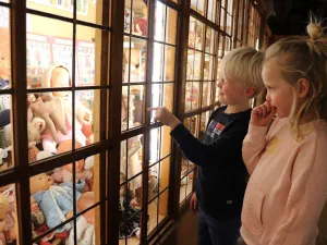Manden vlechten. Foto: Oude Ambachten & Speelgoedmuseum