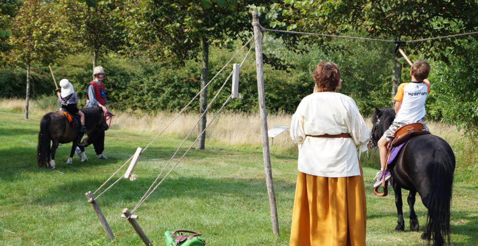 Eén van de middeleeuwse spelletjes: het ringsteken. Foto: DagjeWeg.NL