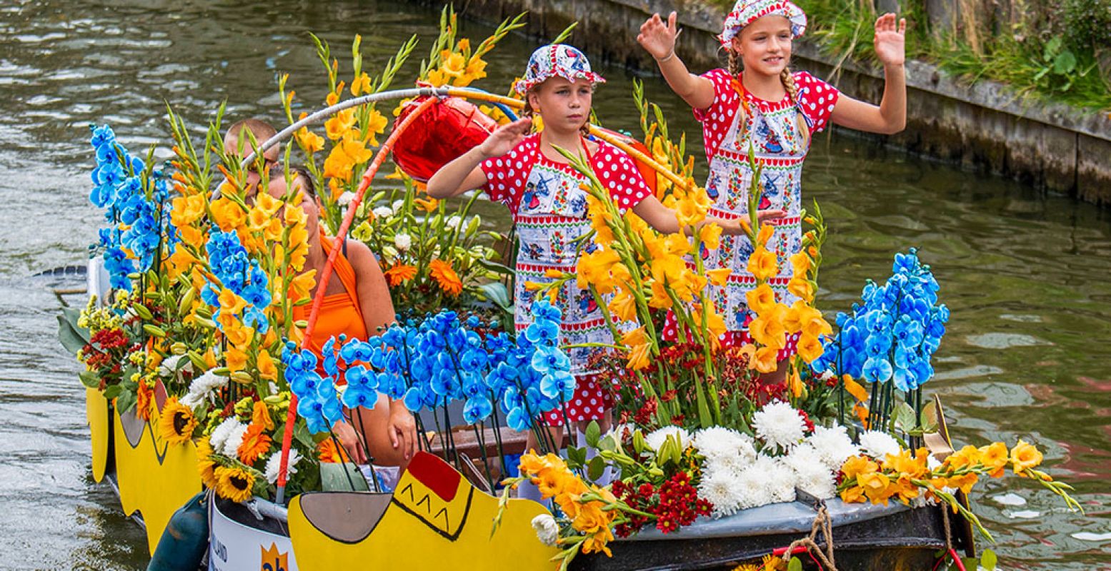 Ook dit jaar vaart het kindercorso mee. Deze bootjes zijn ontworpen en gemaakt door de kinderen die zelf meevaren. Foto: Arnaud Roelofsz Fotografie