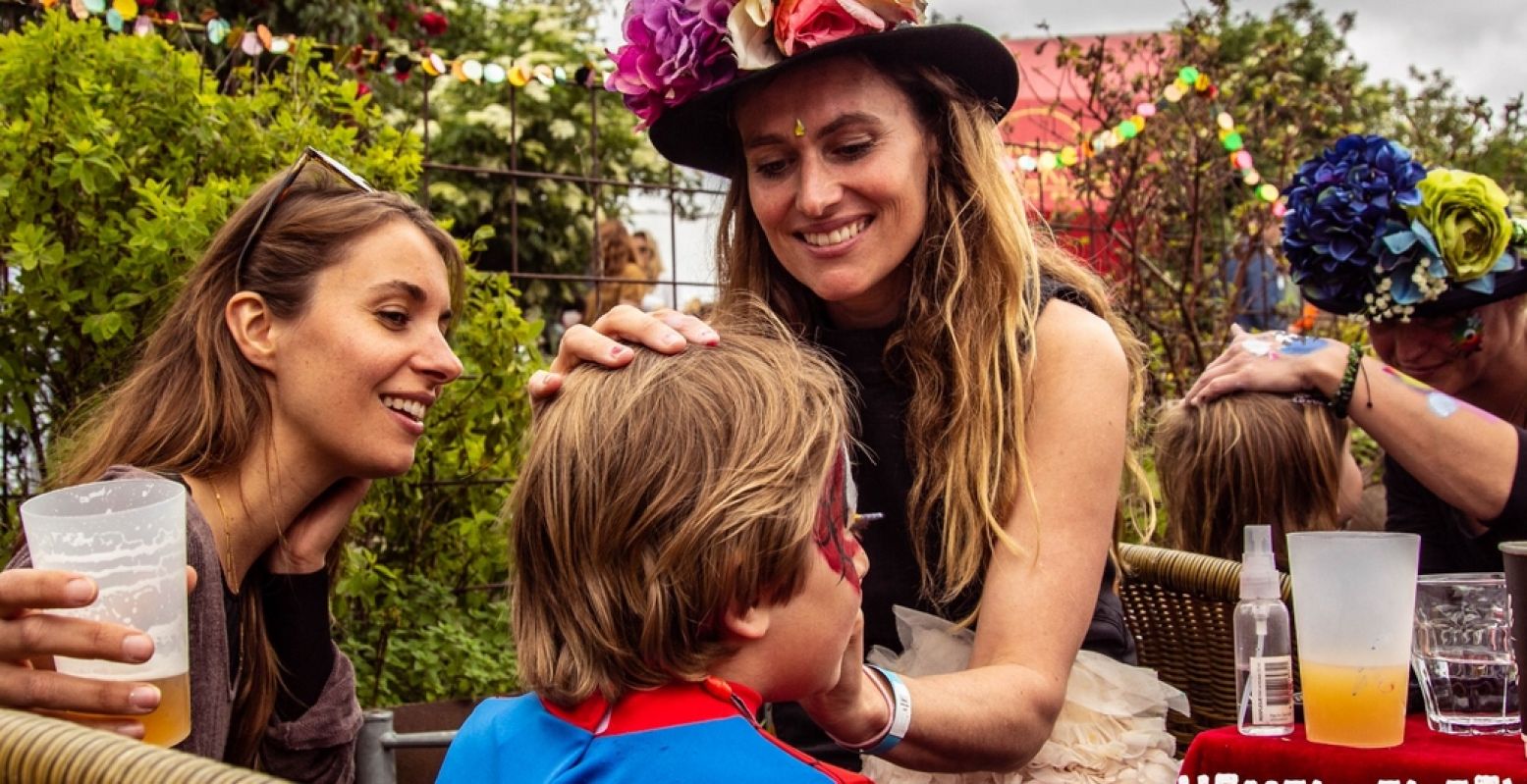 Doe mee met het Hemeltjelief! grote zomervakantie circus! Laat je schminken, bekijk de circusacts, oefen zelf als circusacrobaat en leef je uit in de workshops. Foto: Festival Hemeltjelief!