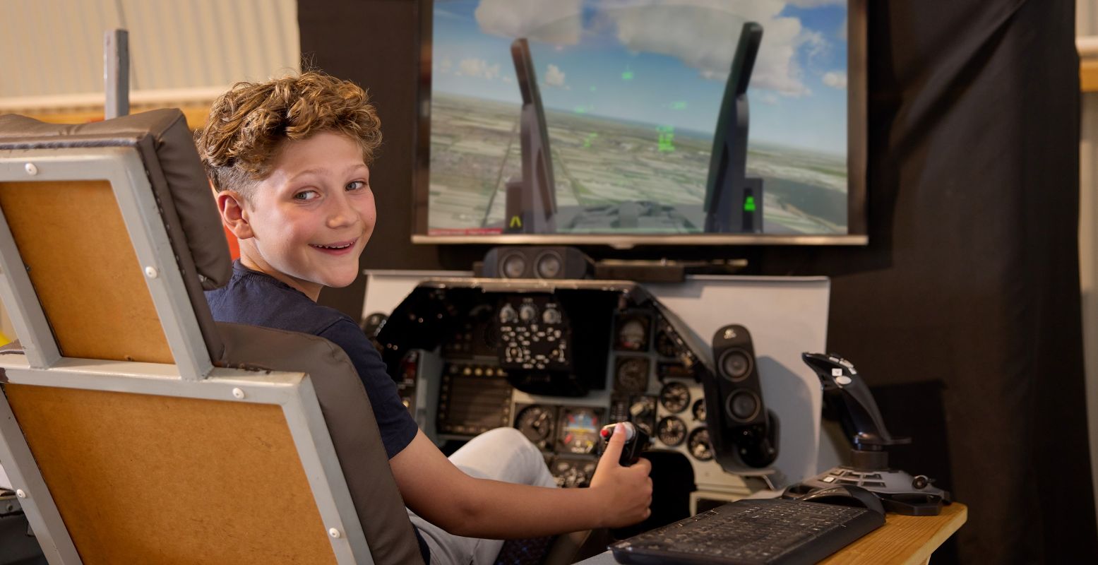 Voel je voor even een echte straaljagerpiloot in de gave F-16 simulator. Foto: Aviodrome © Arno Hoogwerf Voel je voor even een echte straaljagerpiloot in de gave F-16 simulator. Foto: Aviodrome © Arno Hoogwerf