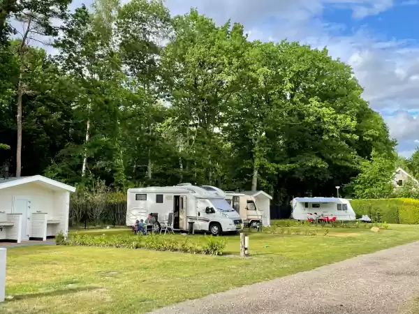 Zo, de camper staat! Foto: Camping Drouwenerzand Zo, de camper staat! Foto: Camping Drouwenerzand