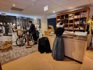 Museum Arnemuiden Arnemuidense visservrouwen en winkel voor klederdracht benodigdheden. Foto: DagjeWeg.NL