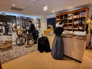 Arnemuidense visservrouwen en winkel voor klederdracht benodigdheden. Foto: DagjeWeg.NL