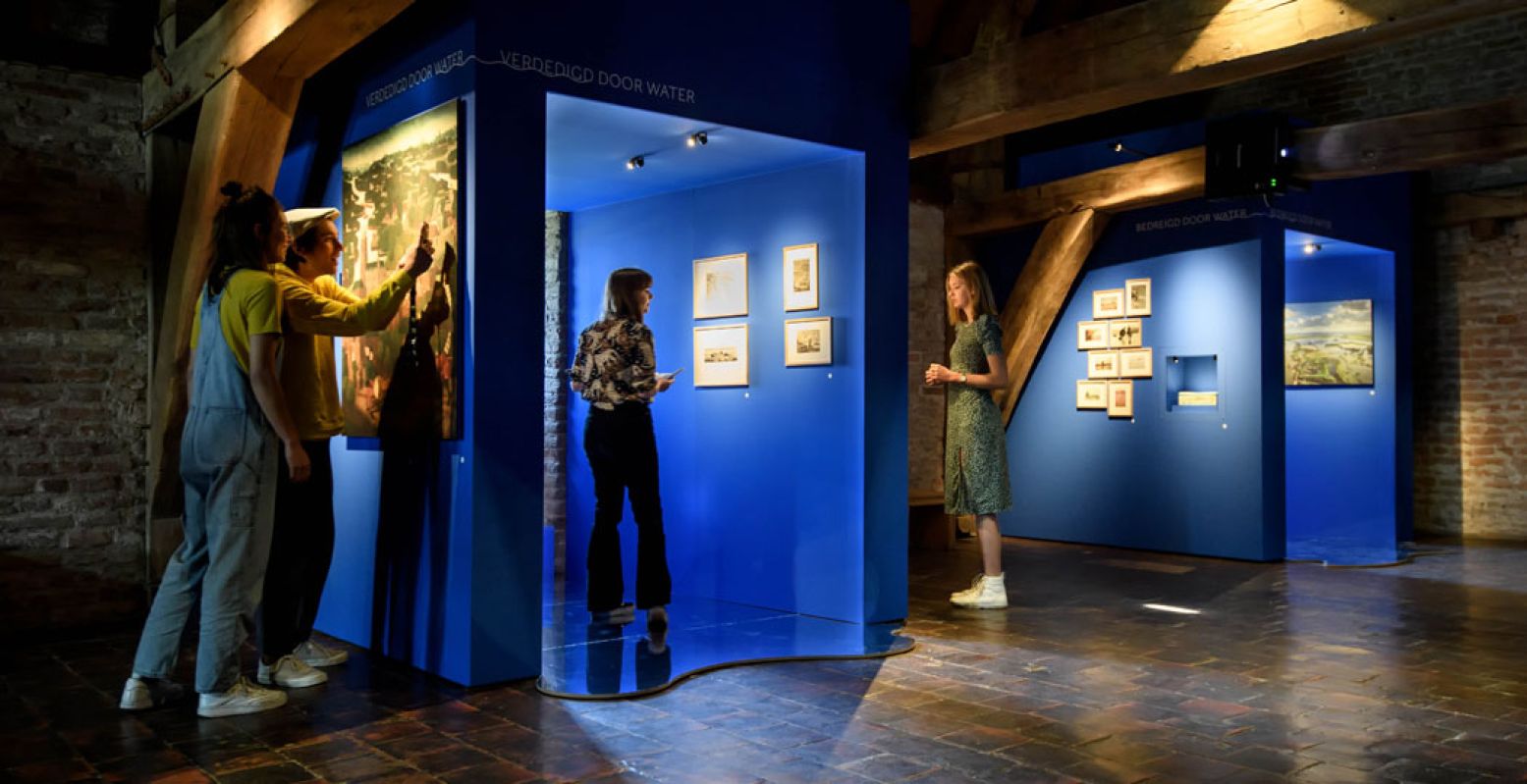 Laat je tijdens de Nationale Museumweek twee keer per dag gratis rondleiden langs de nieuwe tentoonstelling 'Denkend aan water' van Slot Loevestein. Foto: Slot Loevestein © Mike Bink