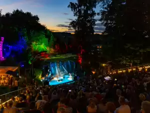 De zonsondergang maakt je bezoek indrukwekkender. Foto: © Diana Smeets