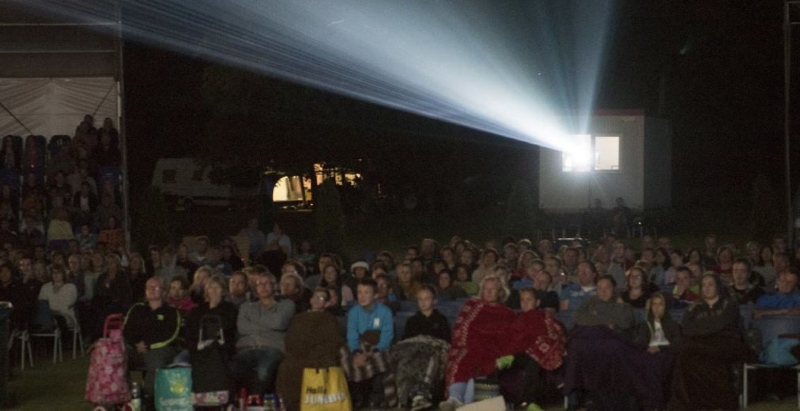 Film kijken in de buitenlucht: dekentje mee! Foto: Openlucht Filmfestival Apeldoorn