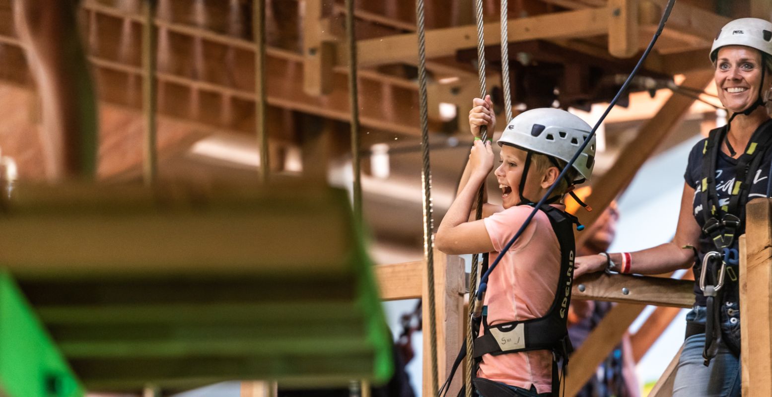 Zin in een uitdaging? Ga lekker klimmen! Een leuk uitje voor de hele familie. Foto: Adventure City Rotterdam