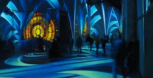 Wegdromen in wereldberoemde kunst bij Fabrique des Lumières Waan je voor even in de Sagrada Familia in Barcelona. Foto: Redactie DagjeWeg.NL