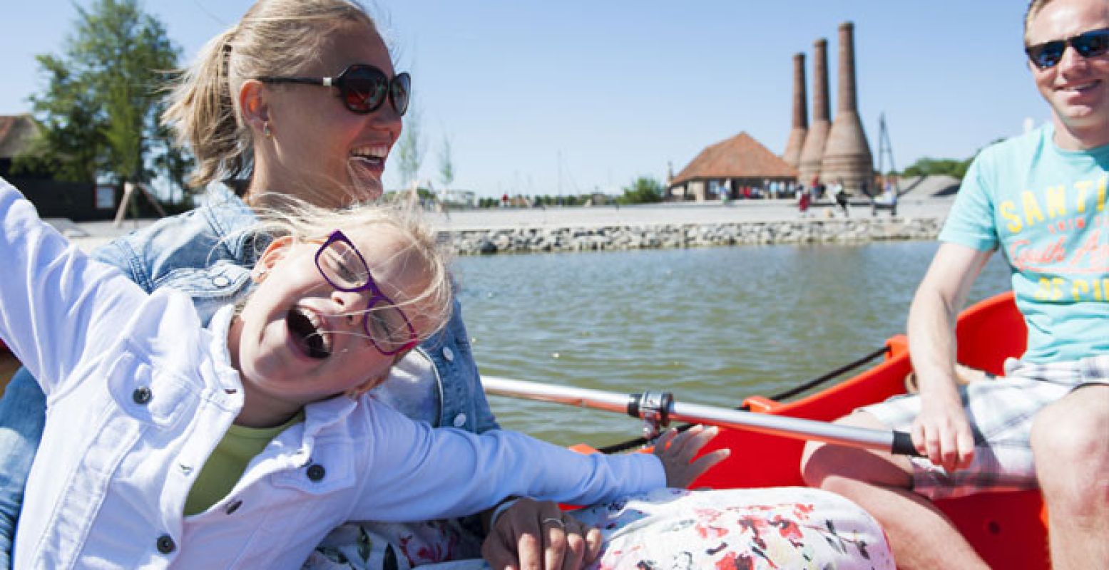 Stap met het hele gezin in de boot en bezoek alle eilanden.