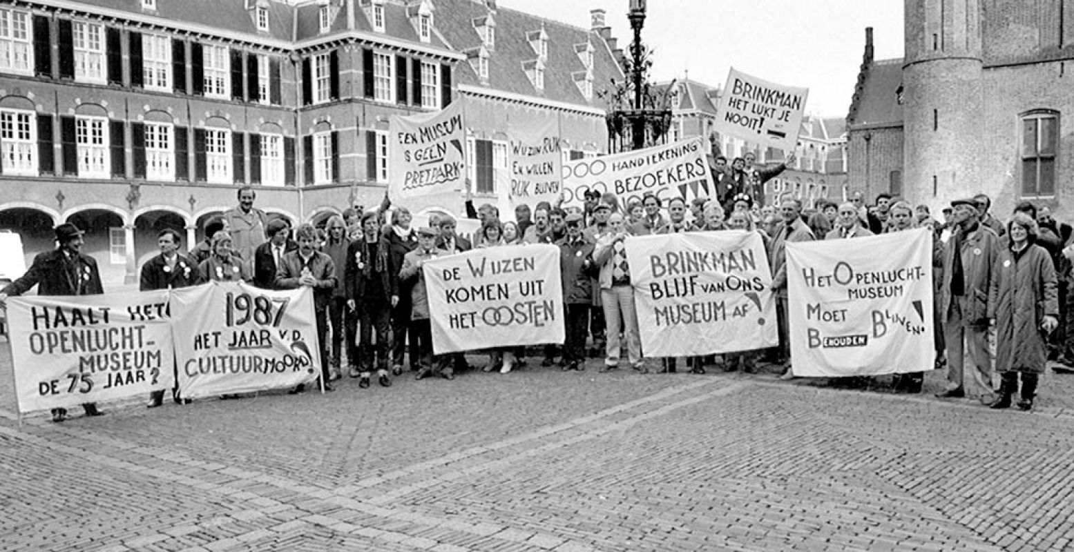 Protestactie in februari 1987 van medewerkers van het Nederlands Openluchtmuseum op het Binnenhof wegens voorgenomen sluiting van het museum. Foto: Nederlands Openluchtmuseum.