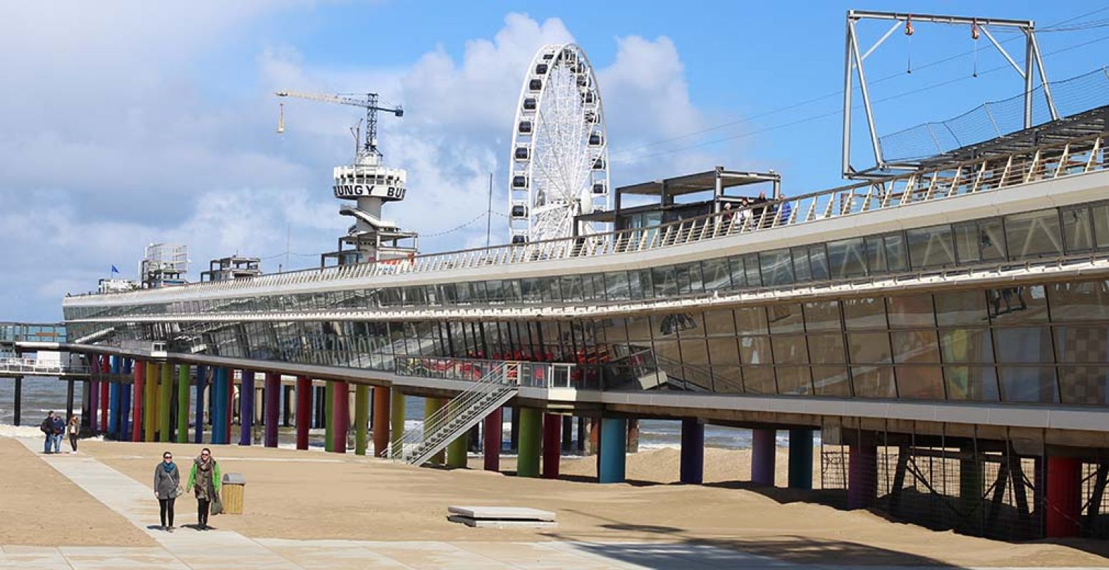 De Pier is het centrum van entertainment in Scheveningen. Foto: Redactie DagjeWeg.NL.