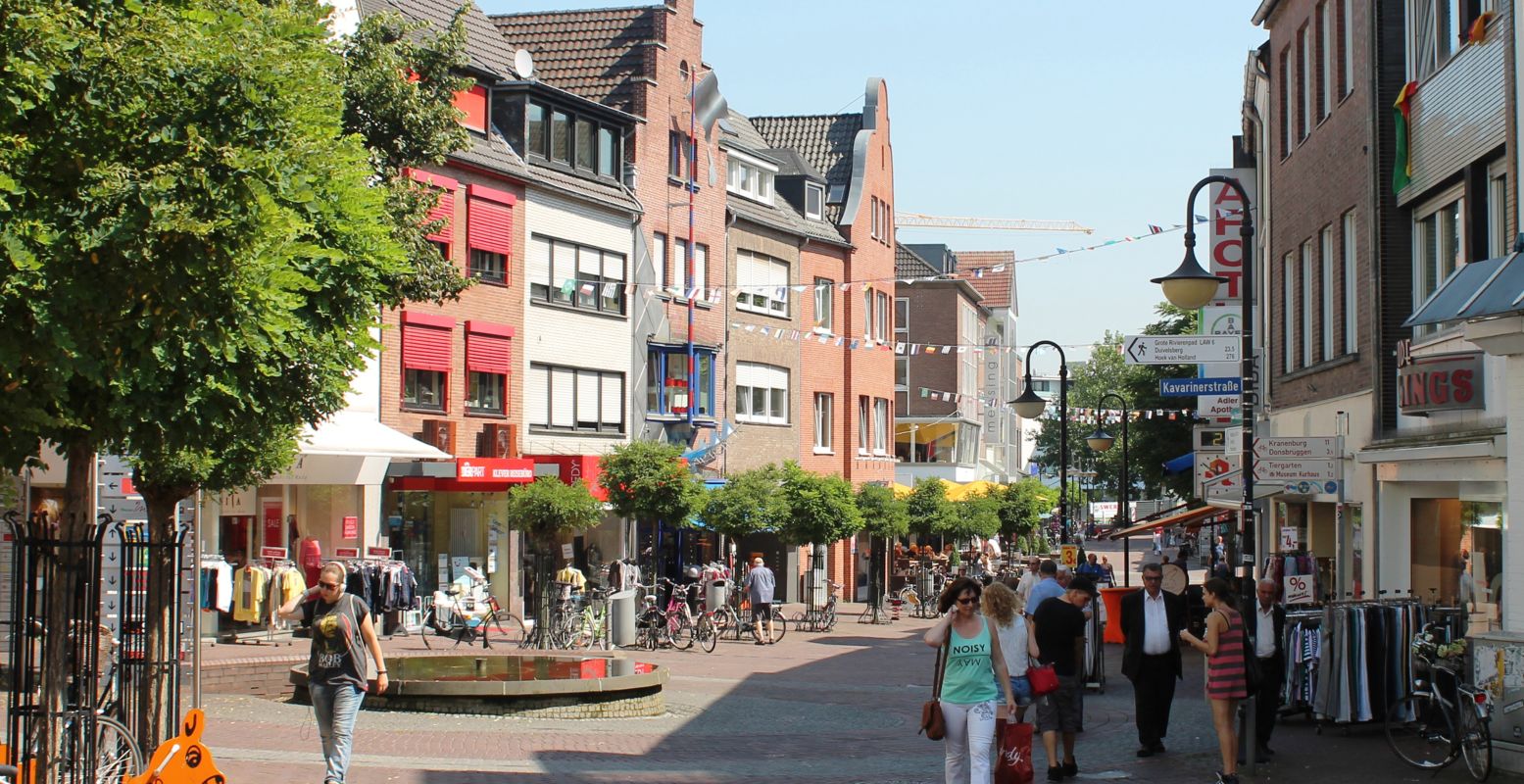 Gezellig shoppen in de binnenstad van Kleef. Foto: Karl Kisters © Wirtschaft, Tourismus & Marketing Stadt Kleve Gezellig shoppen in de binnenstad van Kleef. Foto: Karl Kisters © Wirtschaft, Tourismus & Marketing Stadt Kleve