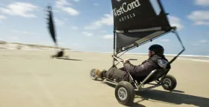 Zand tussen je tanden Cruisen over het strand in een blokart. Yeah! Foto: MooiWeer.