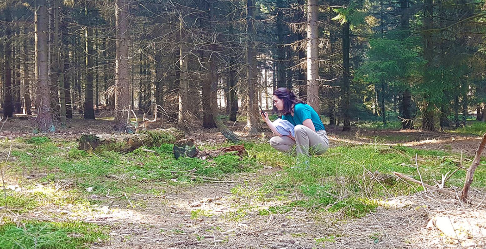 Ontdek de mooiste plekjes in Wageningen dankzij de tips van local Jonna. Hier te zien in het bos aan de oostkant van Wageningen waar ze graag komt: De Dorschkamp. Foto: Nikki Arendse