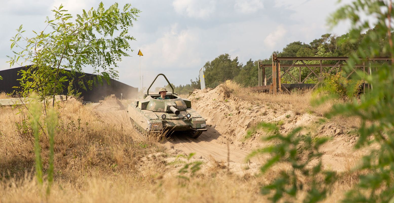 Rijd in een minitank tijdens het Soesterberg Zomercollectief. Foto: Brian Vonk voor Nationaal Militair Museum