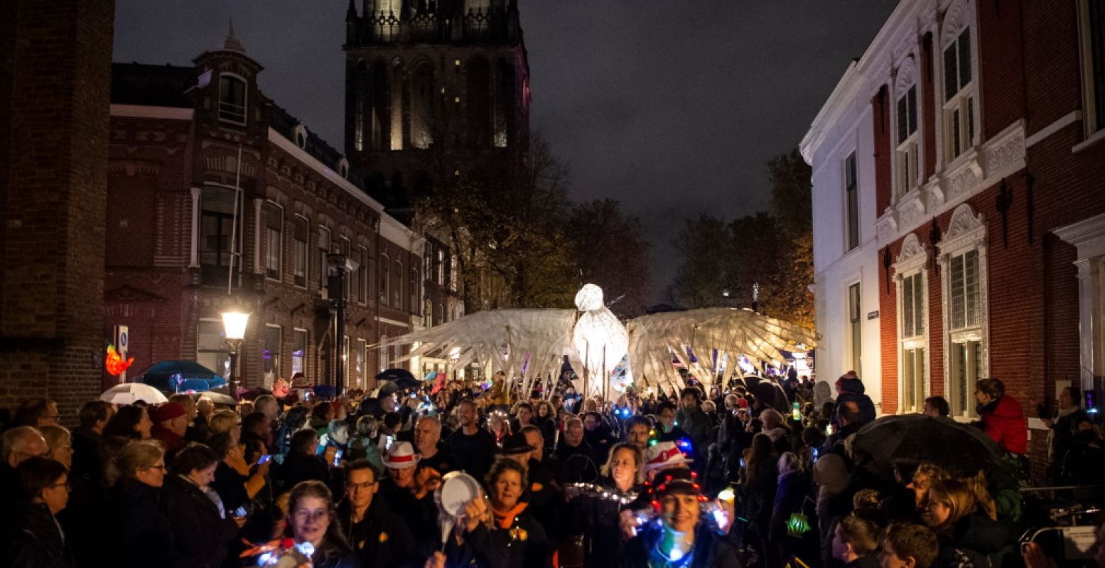 De mooiste figuren lichten op tijdens de Sint Maarten Parade in Utrecht. Foto: Robert Oosterbroek.