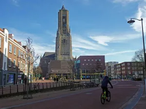 Eusebiuskerk Arnhem vanaf het Audrey Hepburnplein. Foto: Redactie DagjeWeg.NL