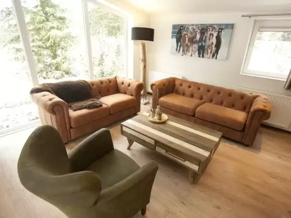 Gezellige huiskamer in de Raccoon Lodge. Foto: Slagharen. Gezellige huiskamer in de Raccoon Lodge. Foto: Slagharen.