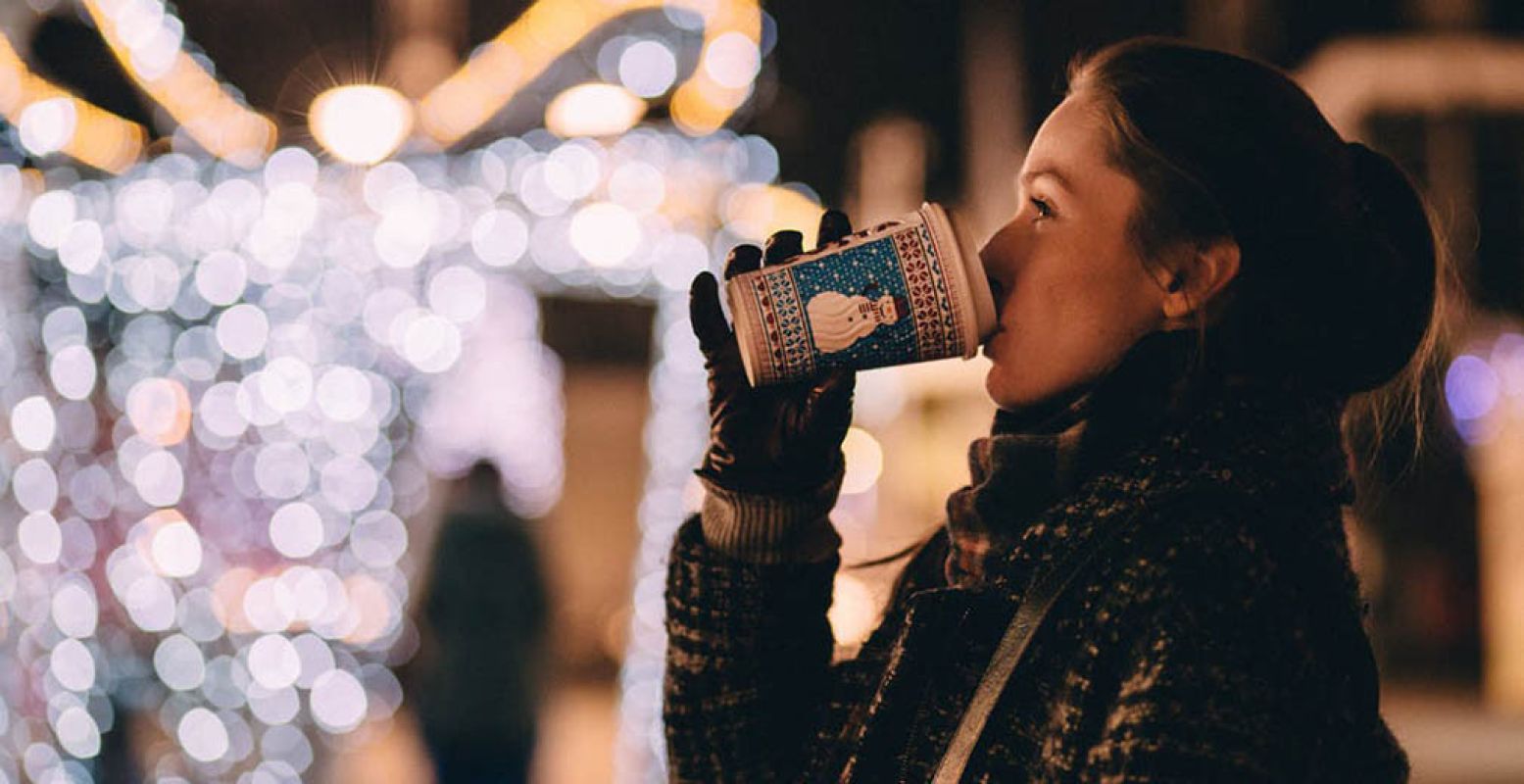 Genieten van glühwein en warme chocolademelk op de kerstmarkt. Foto:  Pexels.com ,  CC0 License .