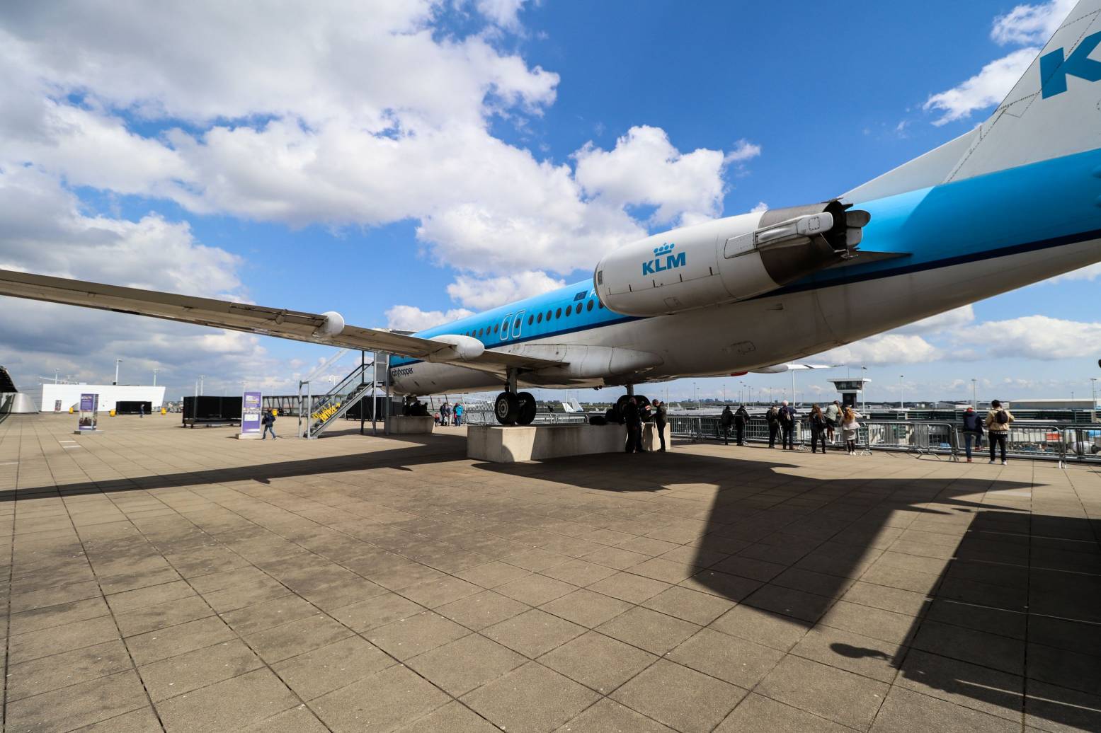 Voor de vliegtuigfans: gratis vliegtuigen spotten op het Panoramadek van Schiphol. En je kunt meteen ook de Fokker 100 in die daar staat! Foto: Gemeente Haarlemmermeer © Stefan Moonen