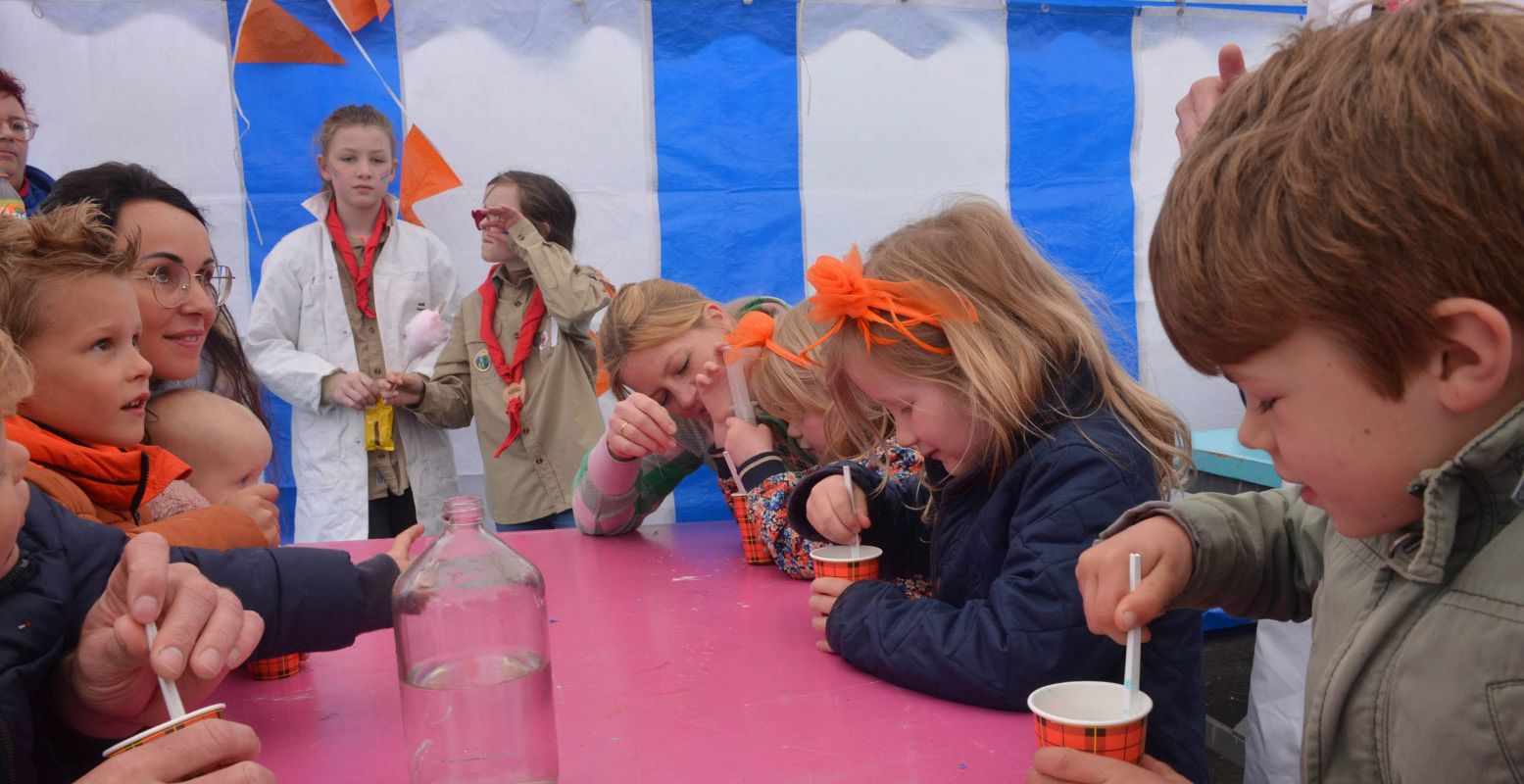 Doe proefjes in het lab. Laat de boel niet ontploffen! Foto: Scouting Sint Jorisgroep