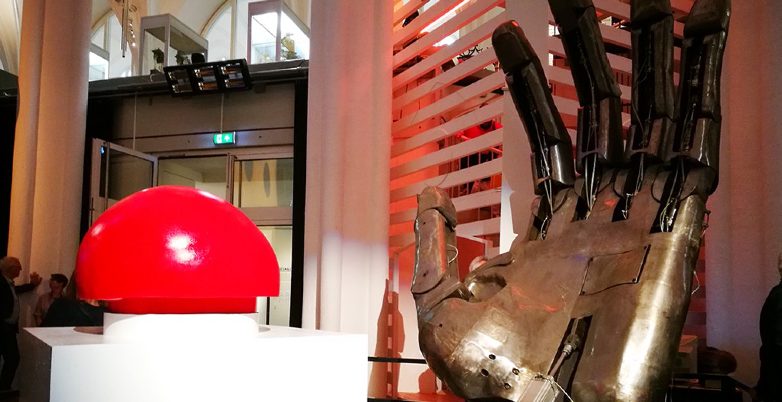 Deze gigantische mechanische hand van vier meter hoog opende met een druk op de knop de tentoonstelling in Museum Speelklok. Foto: DagjeWeg.NL.