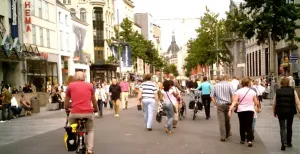 Antwerpen: let_s go shopping! 'Streetlife - Red T-shirt Biker'. Fotograaf:  My name's axel . Licentie:  Sommige rechten voorbehouden . Bron:  Flickr.com 