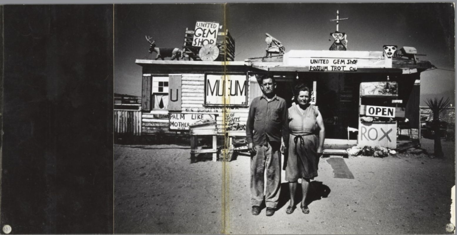 Ed van derâ€¯Elsken, 'Unspoiledâ€¯primitives'; de naïeve schilder Call Black en zijn vrouw Ruby voor hunâ€¯privé-museumâ€¯in deâ€¯Mojaveâ€¯Desert,â€¯Arizona, Verenigde Staten, 1960. Ontwikkelgelatinezilverdruk/ gelatinâ€¯silverâ€¯print. Spread uit de dummy van het fotoboekâ€¯Sweetâ€¯Life, vââr 1966. Foto: Rijksmuseum © Ed van der Elsken