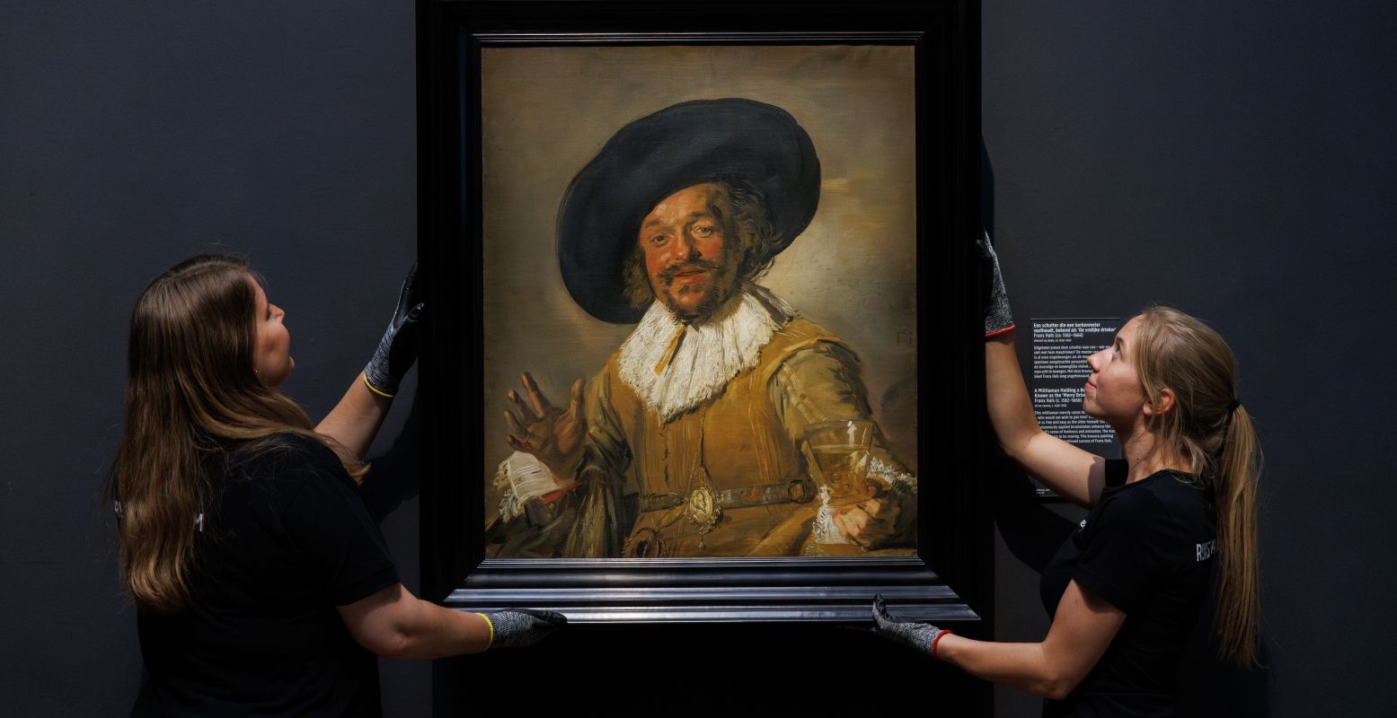 De Vrolijke Drinker van Frans Hals wordt opgehangen voor de expositie. Foto: Rijksmuseum © Kelly Schenk